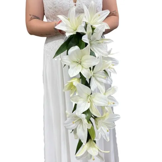 Ramo de novia de flores liliums lirios cascada 